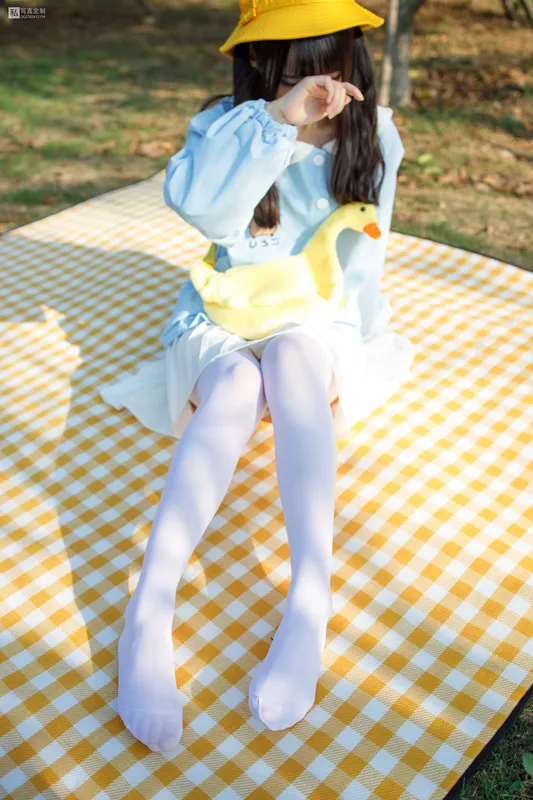 森萝财团 JKFUN-030 野餐、爆蛋和彩蛋 踩物 白丝50D 默陌 [23P 1V]插图3